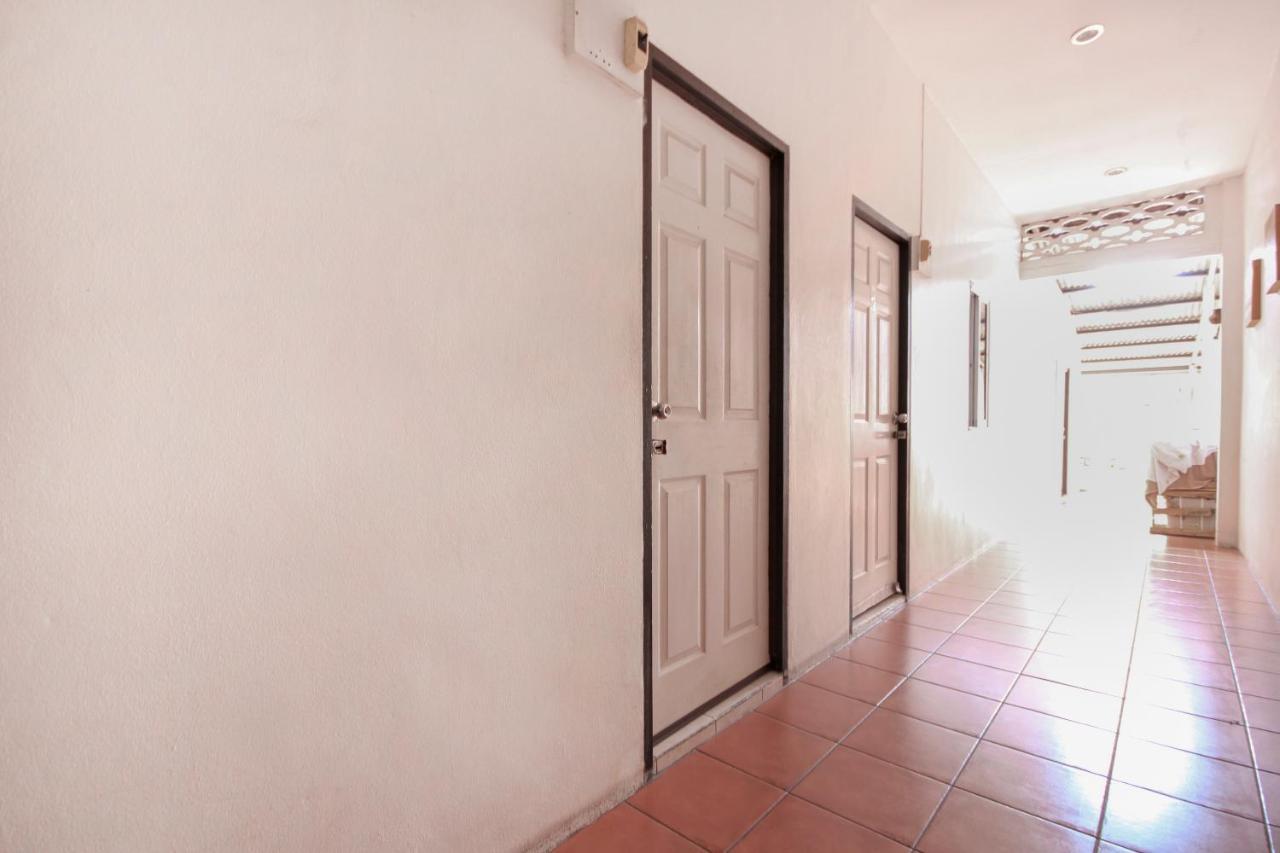 Oyo 1054 Phuket Backpacker Hostel Buitenkant foto