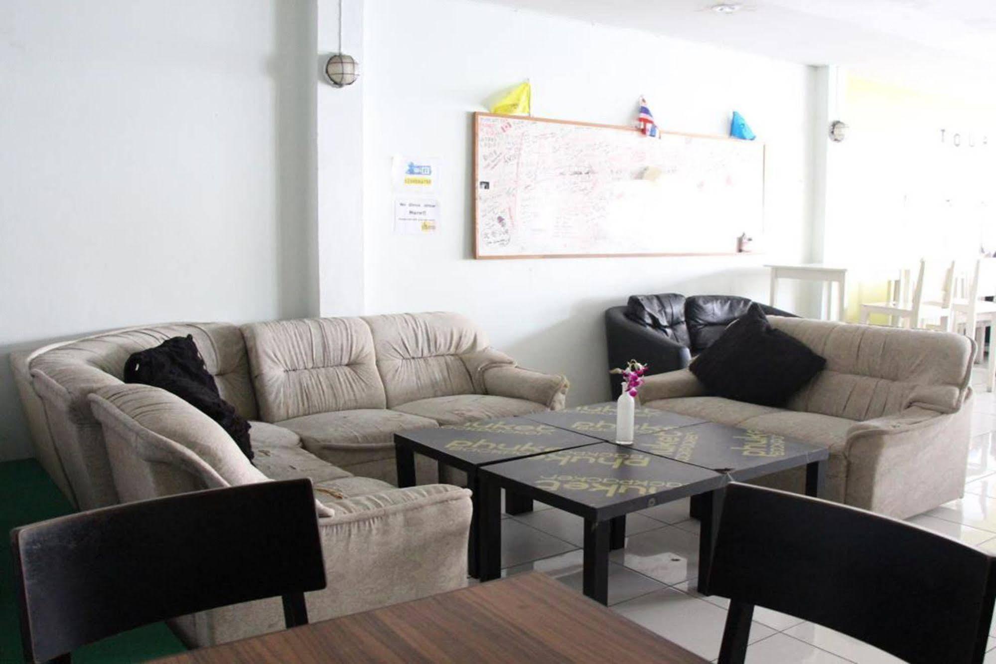 Oyo 1054 Phuket Backpacker Hostel Buitenkant foto