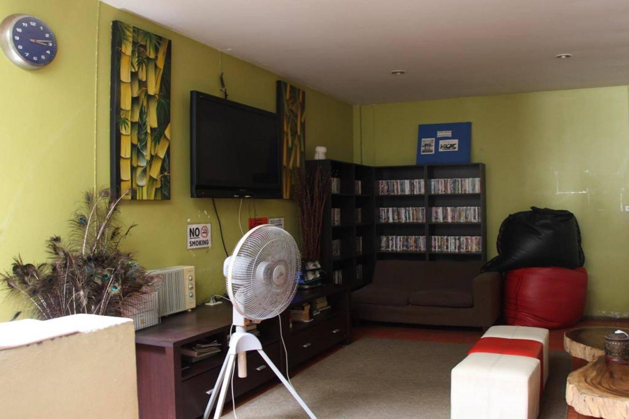 Oyo 1054 Phuket Backpacker Hostel Buitenkant foto