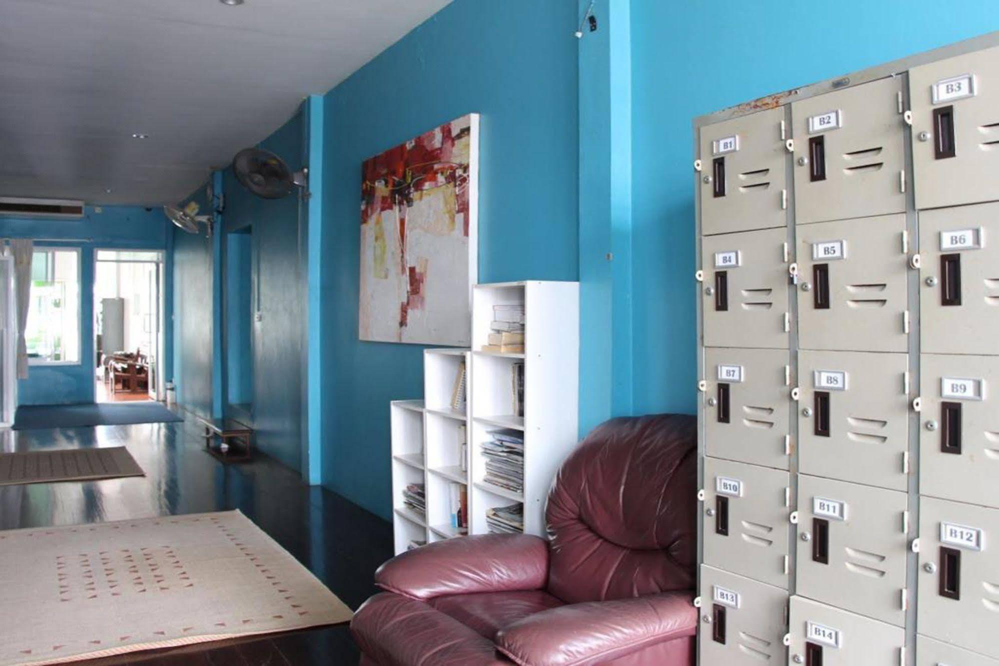 Oyo 1054 Phuket Backpacker Hostel Buitenkant foto
