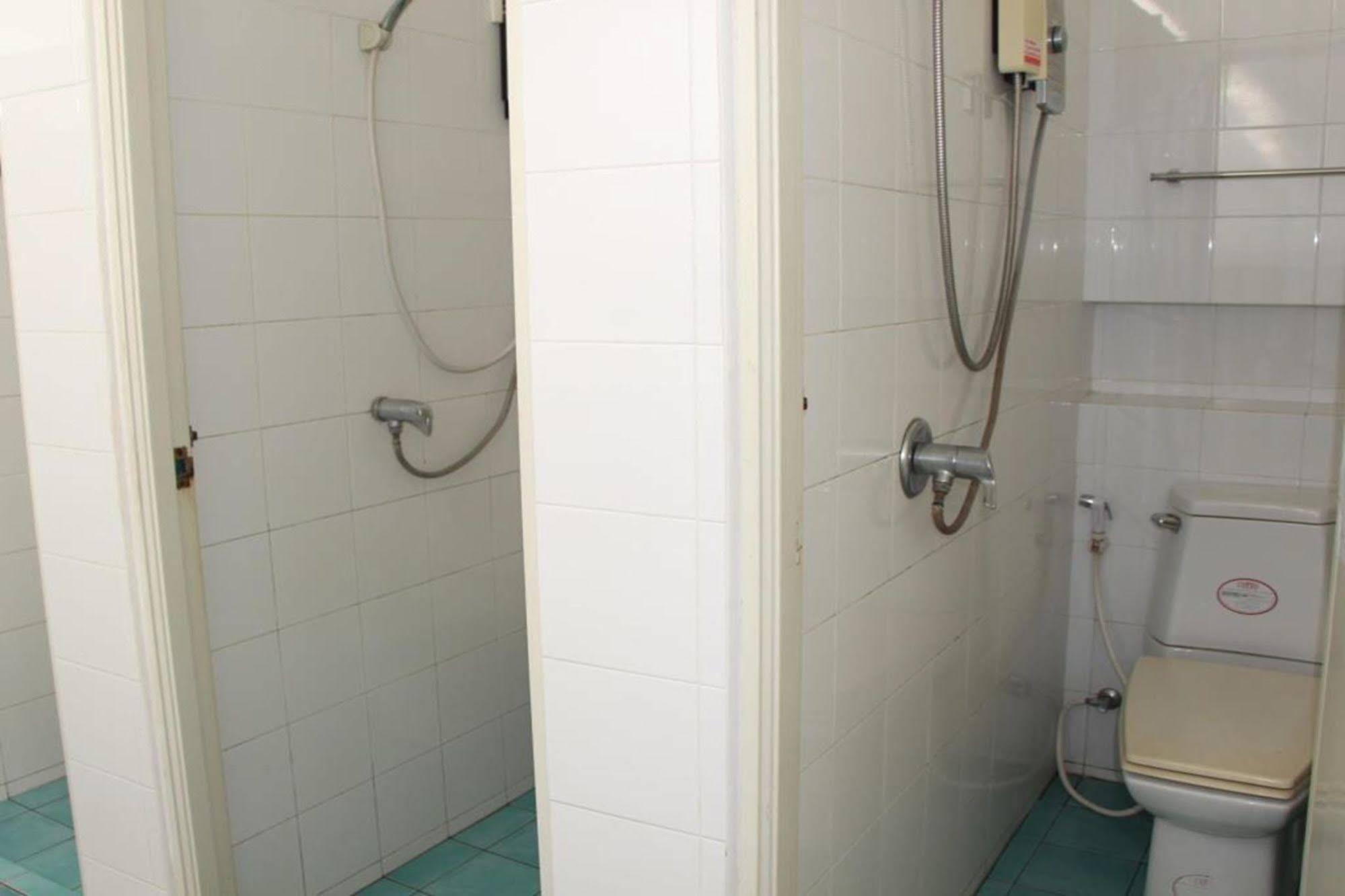 Oyo 1054 Phuket Backpacker Hostel Buitenkant foto