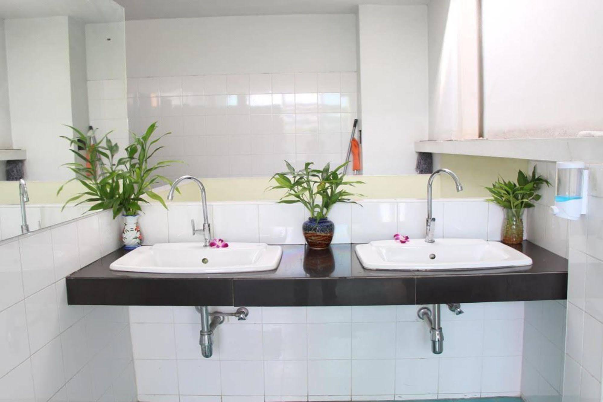 Oyo 1054 Phuket Backpacker Hostel Buitenkant foto