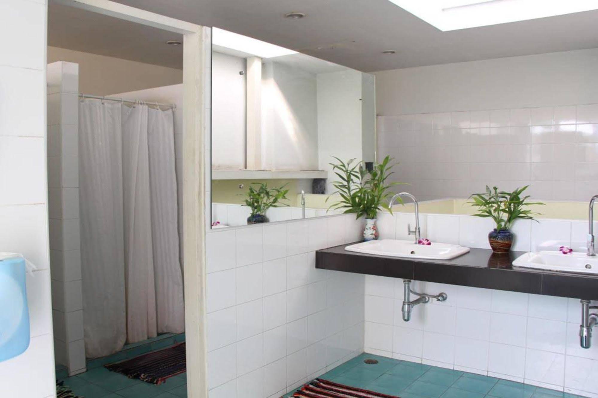Oyo 1054 Phuket Backpacker Hostel Buitenkant foto