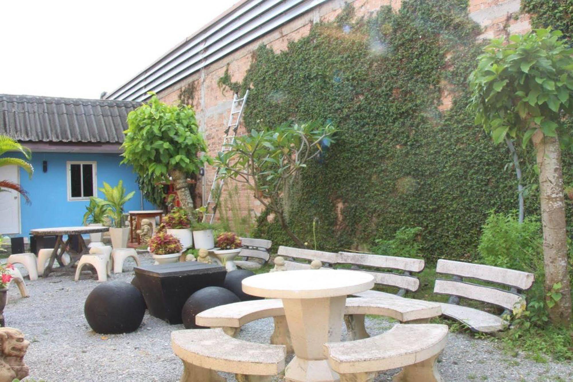 Oyo 1054 Phuket Backpacker Hostel Buitenkant foto