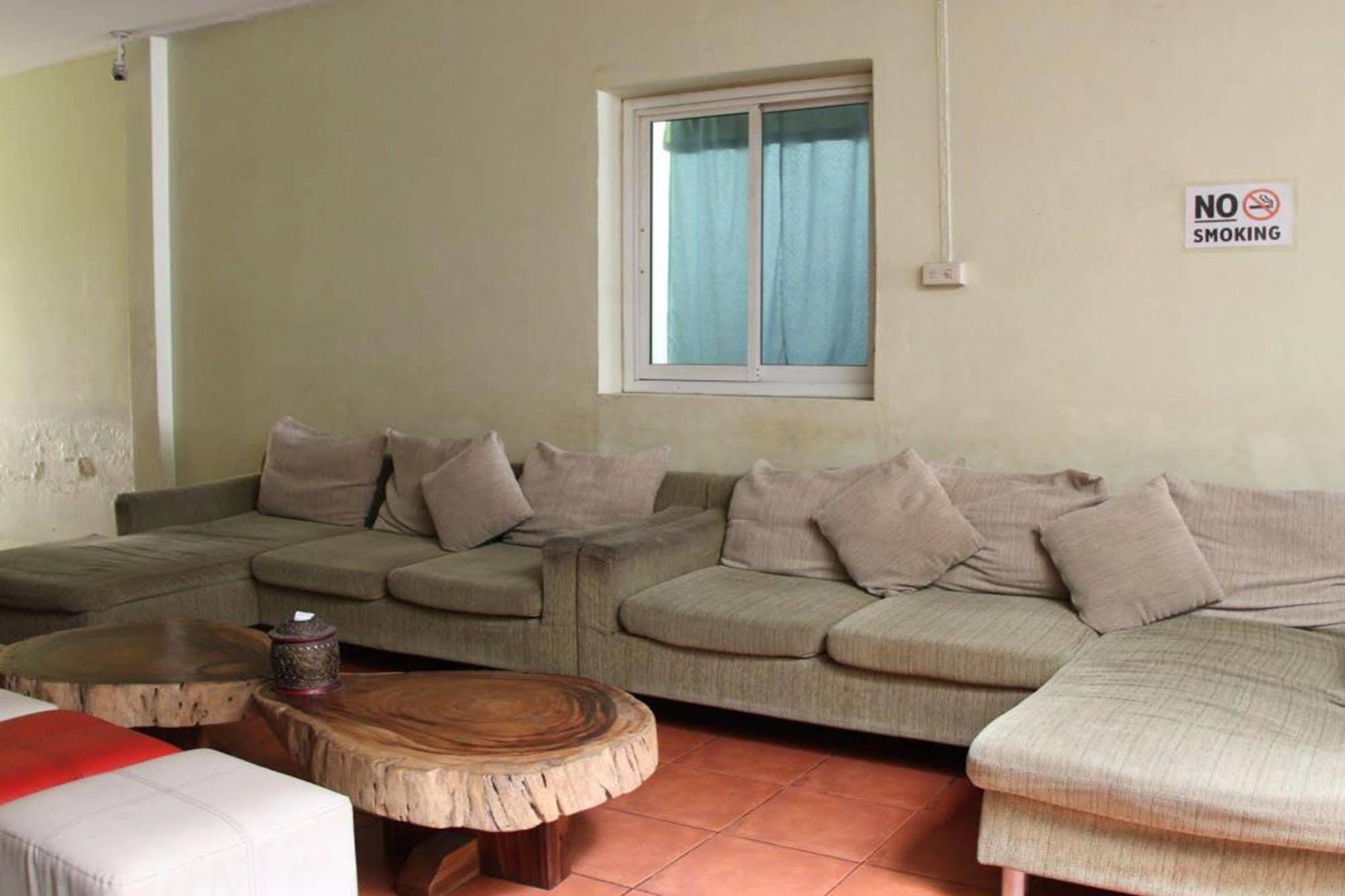 Oyo 1054 Phuket Backpacker Hostel Buitenkant foto
