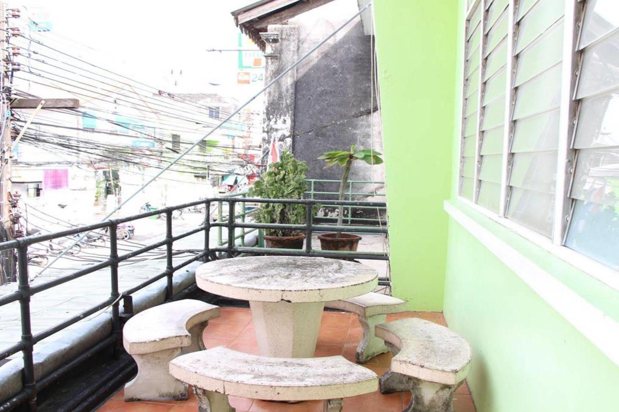 Oyo 1054 Phuket Backpacker Hostel Buitenkant foto