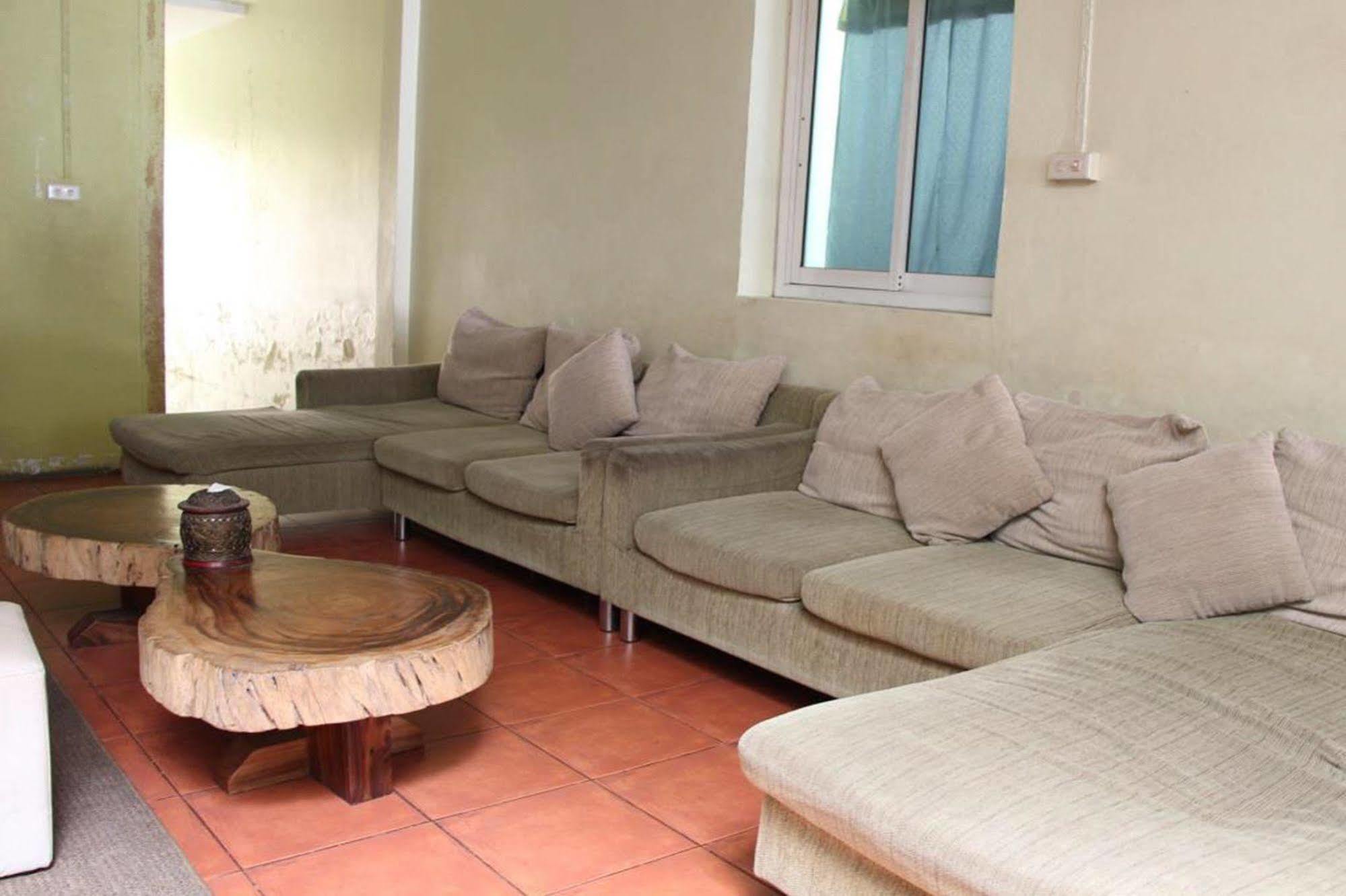Oyo 1054 Phuket Backpacker Hostel Buitenkant foto