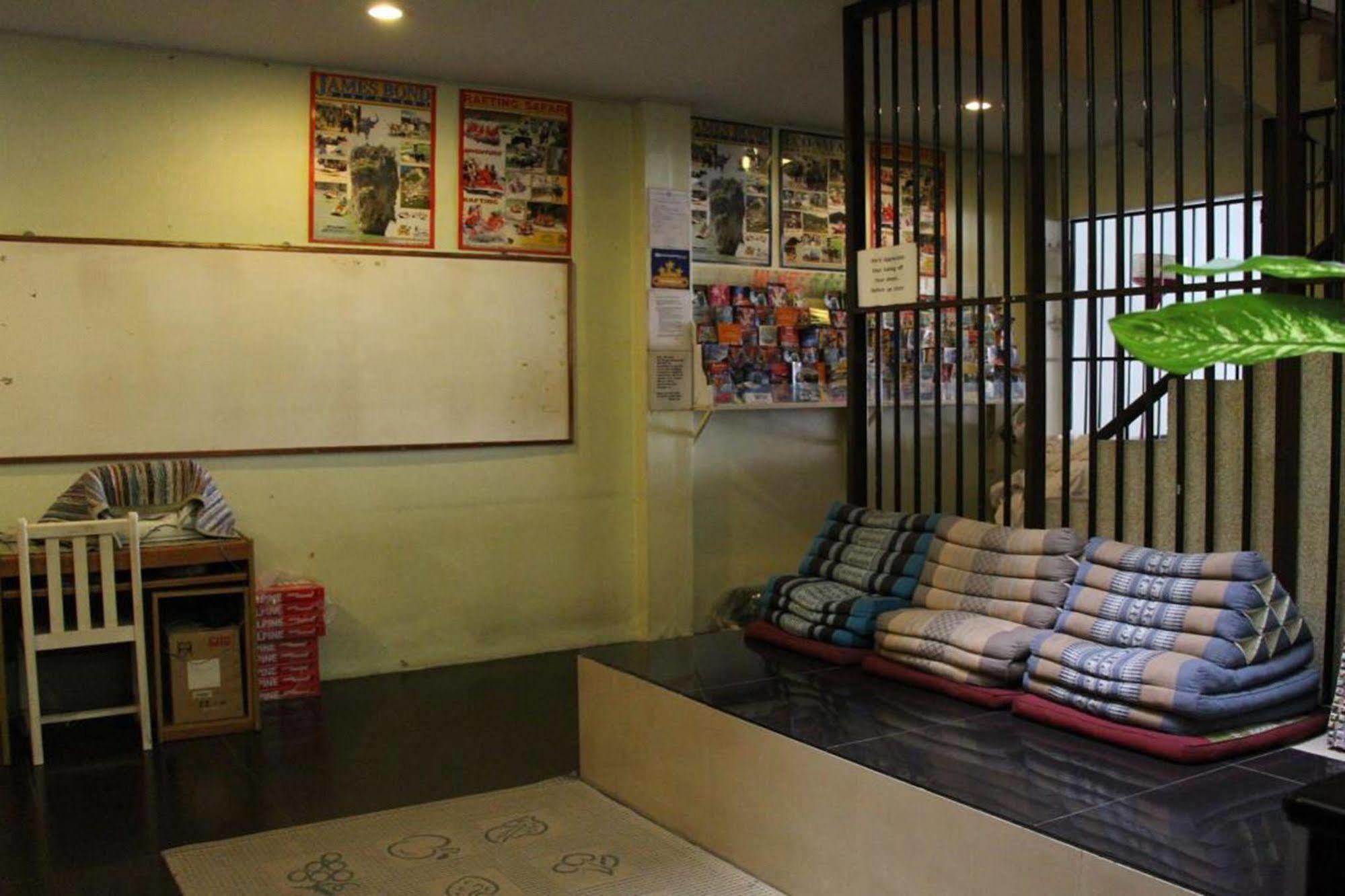 Oyo 1054 Phuket Backpacker Hostel Buitenkant foto