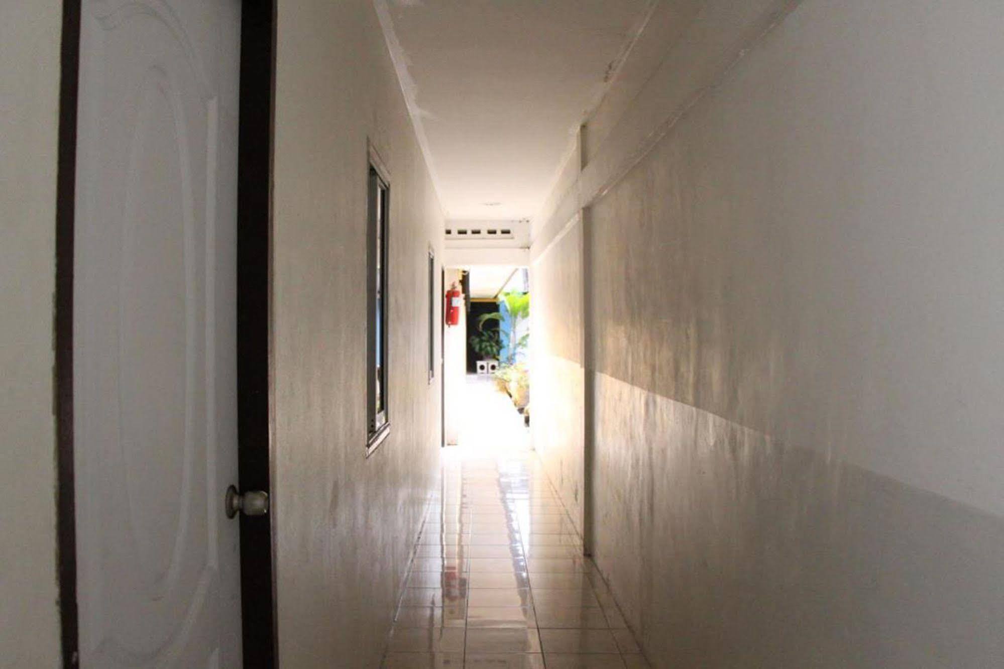 Oyo 1054 Phuket Backpacker Hostel Buitenkant foto